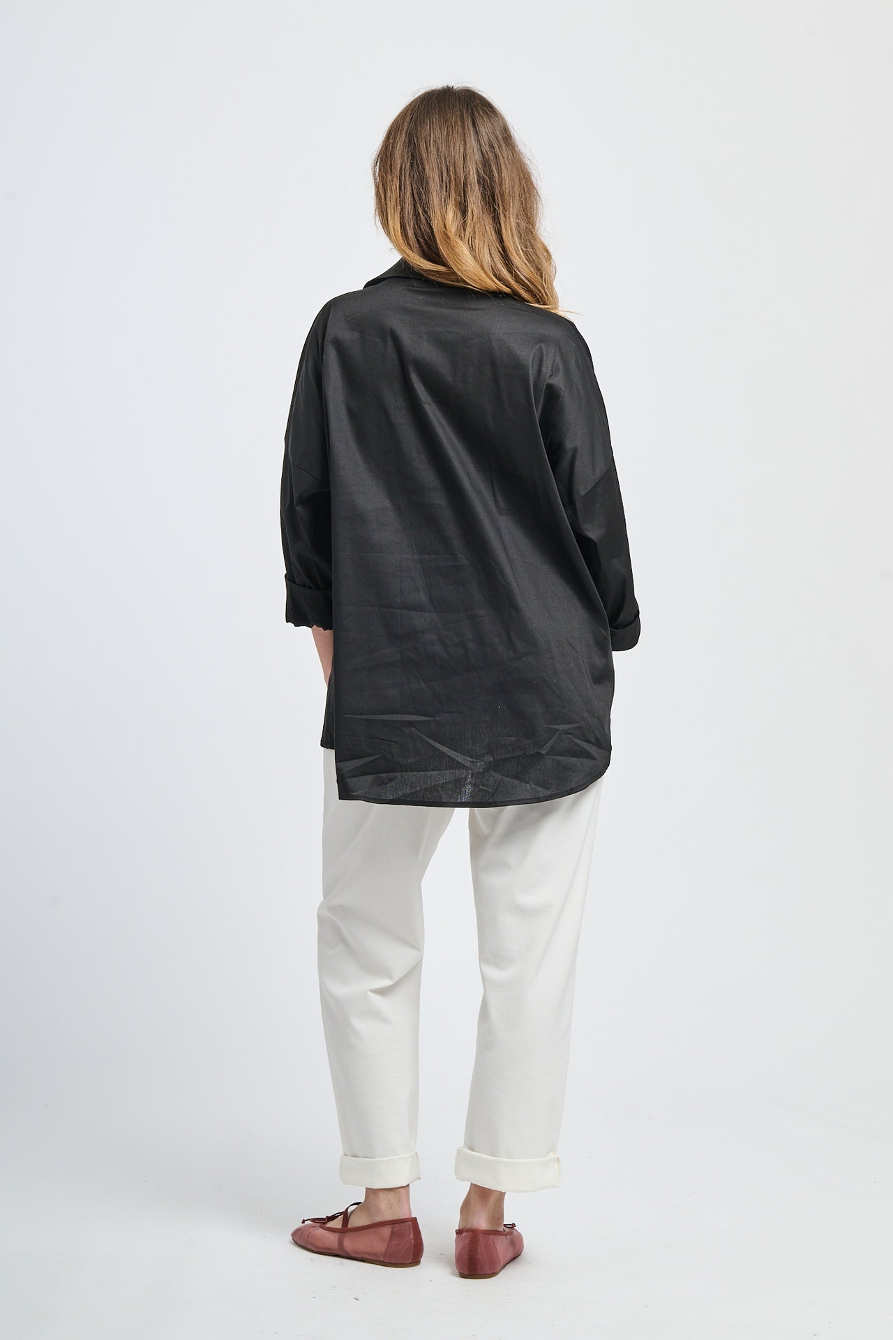 Camicia nera classica, colletto e bottoni vivaci