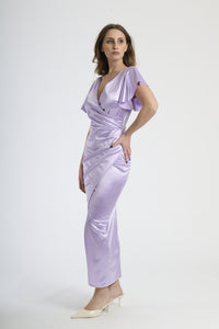 Abito lilla in velluto con falda sfilata, abbigliamento dal tocco surreale e lussuoso.