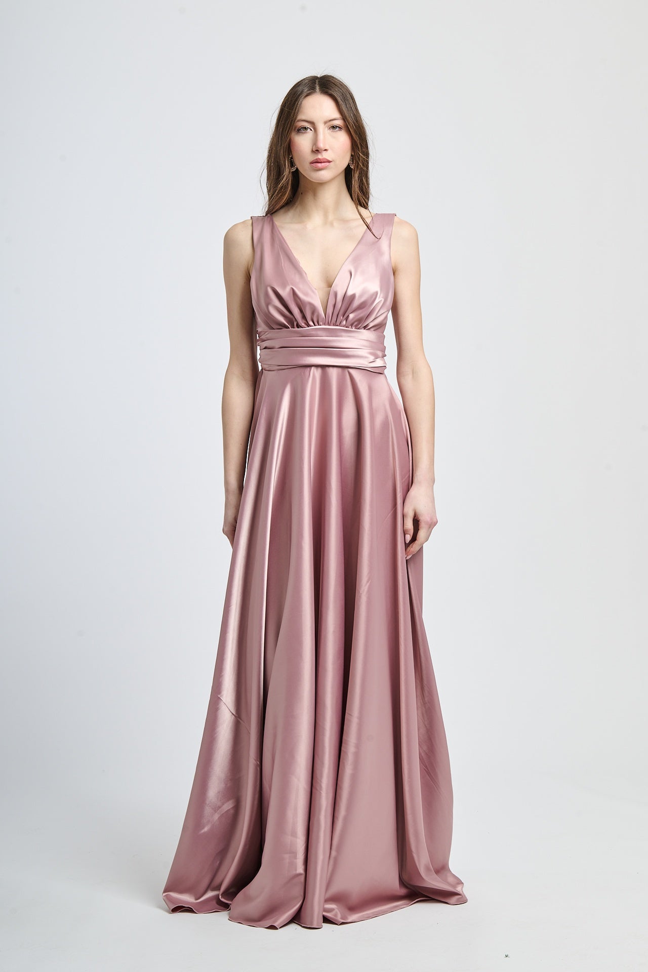 Abito elegante rosa antico con raso satinato, scollo a V e falda fluida, perfetto per serate speciali