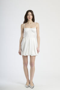 Moda femminile: abito bianco a campana, design con bretelle sottili e scollatura cuore.