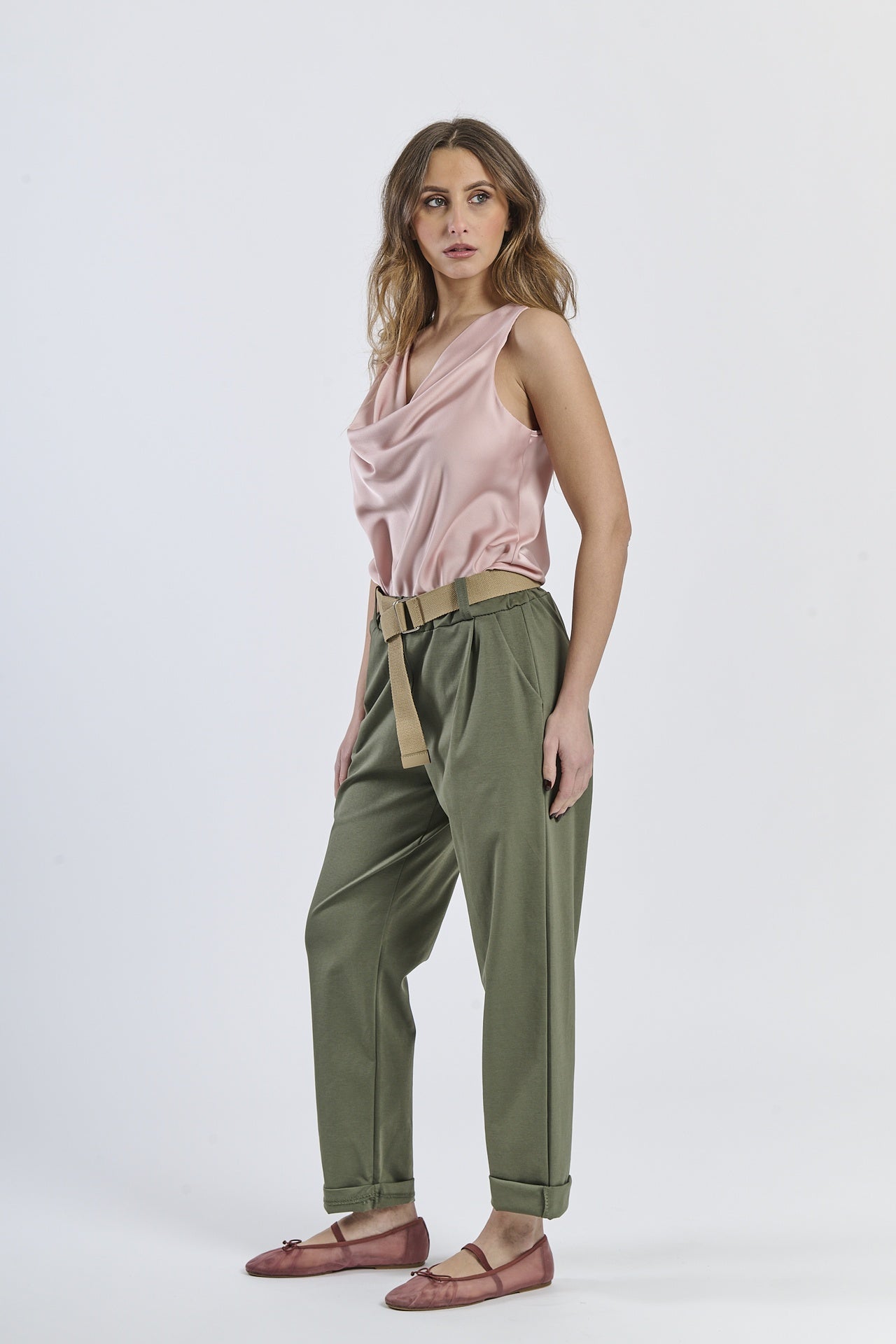 Ensemble: top a colletto drappato e pantaloni militari, mix di sofisticato e rustico