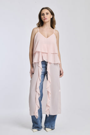 Top in rosa con un taglio fluttuante, che si muove con eleganza e dona un senso di libertà.