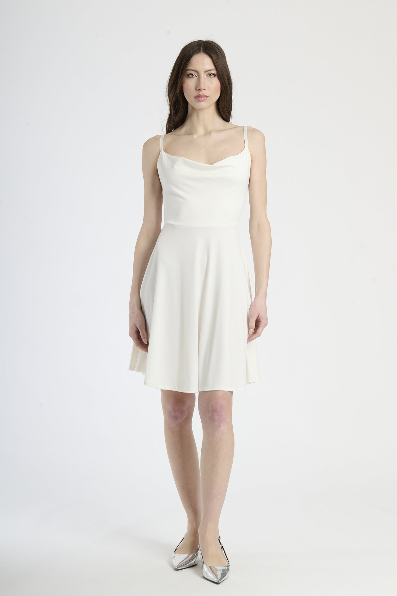 Abito estivo bianco, tessuto fluido con drappeggi leggeri e lunghezza midi