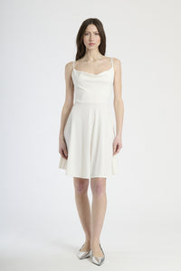 Abito estivo bianco, tessuto fluido con drappeggi leggeri e lunghezza midi