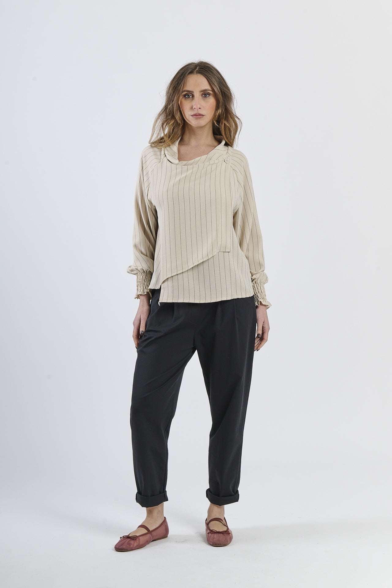 Maglia beige a maniche lunghe,stile oversize e tessuto a righe