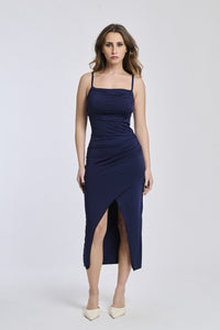 Vestito midi navy aderente, spalline sottili e sfilo laterale classico.