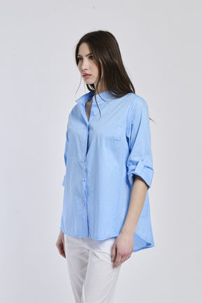 Camicia azzurra a colletto coreano, taglio ampio, maniche 3/4 arrotolate, ideale per un look casual.
