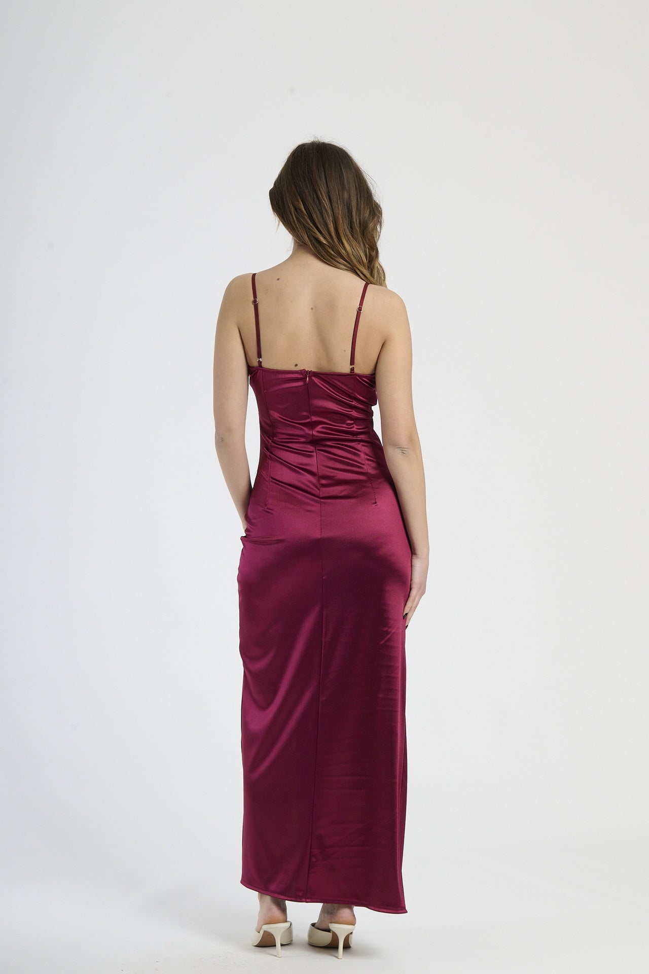 Abito elegante vino, taglio dritto con drappeggio e scollatura a fascia