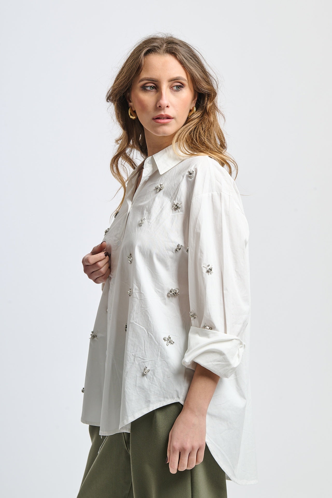 Camicia bianca di tendenza con ricami su tela leggera