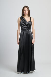 Abito lungo nero in raso intenso, design a spalla unica e vita incontrita