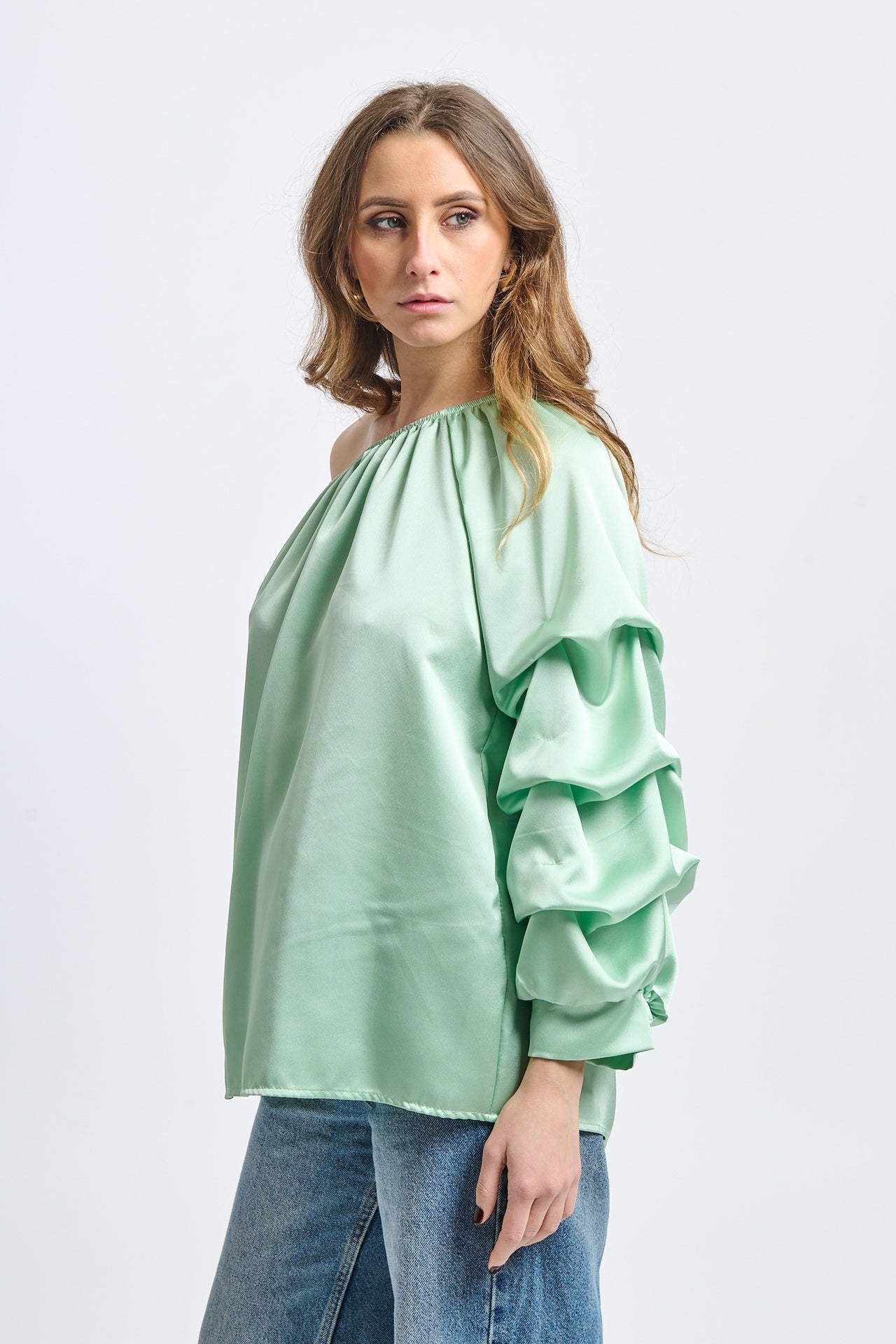 Outfit verde menta: blusa oversize, dettagli ruffle, per occasioni informali o eventi leggeri