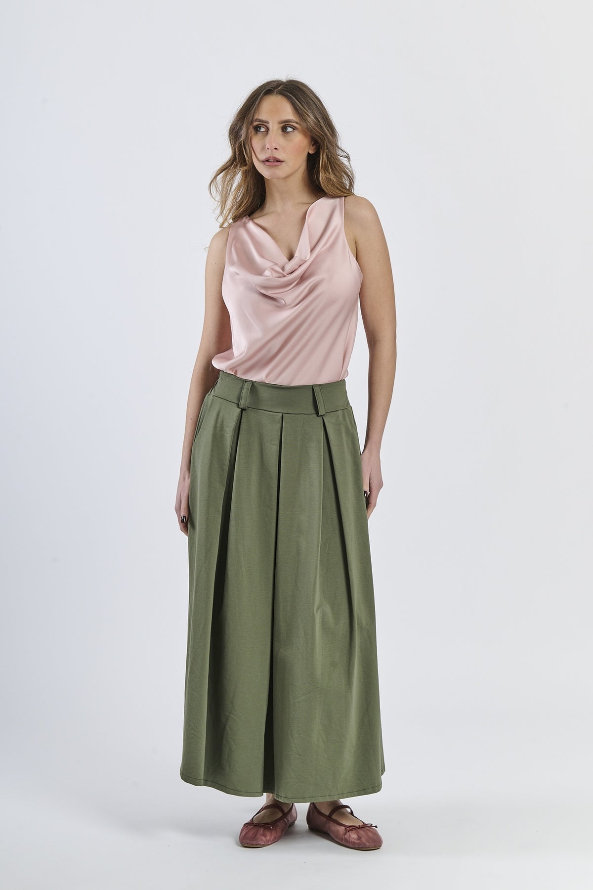 Outfit con felpa oversize e pantaloni neri, look urbano e accattivante