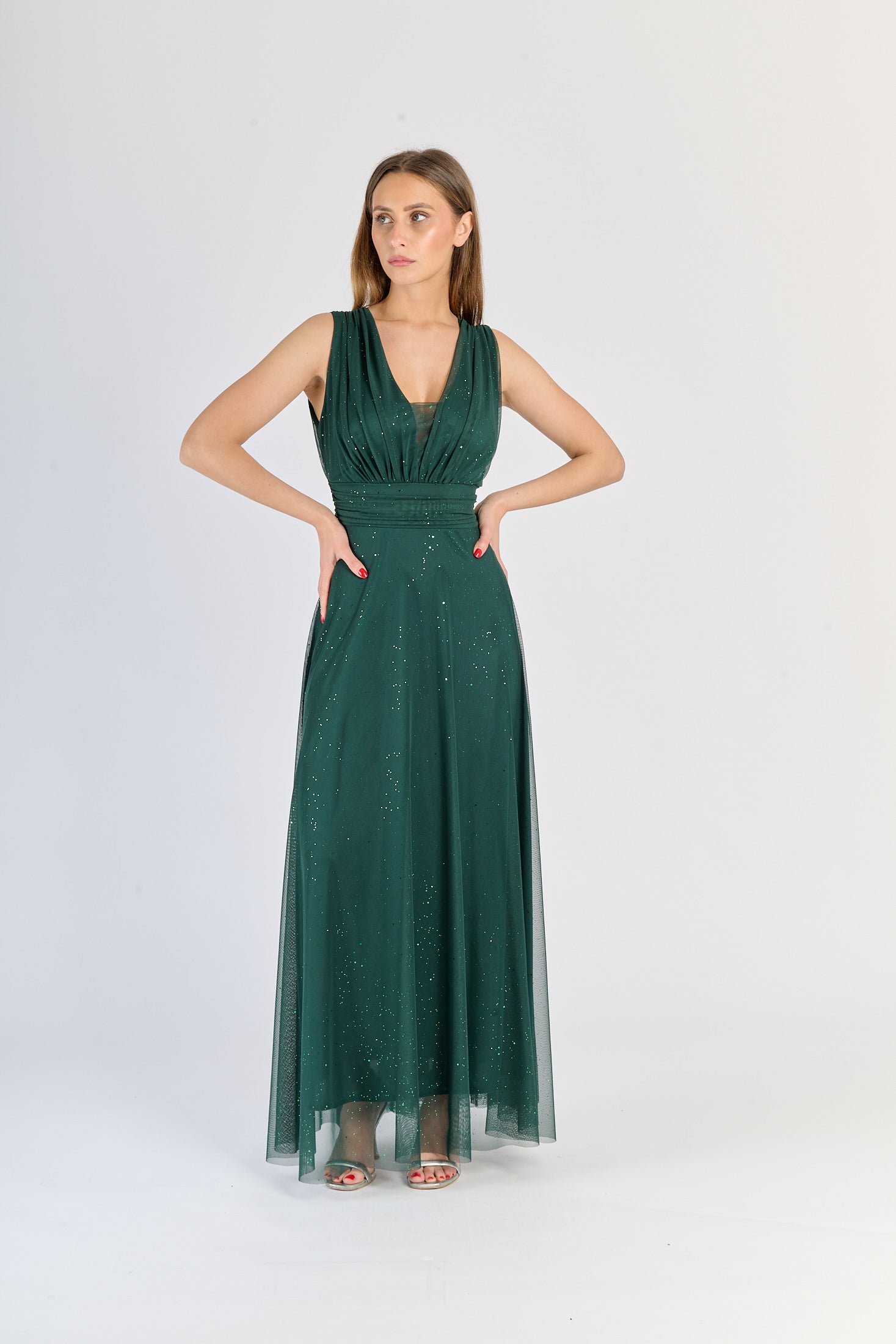 Abito verde.S da festa, silhouette avvolgente e colletto a V, fascinazione vegetale.