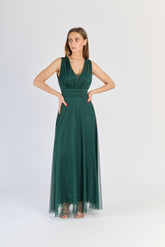 Abito verde.S da festa, silhouette avvolgente e colletto a V, fascinazione vegetale.