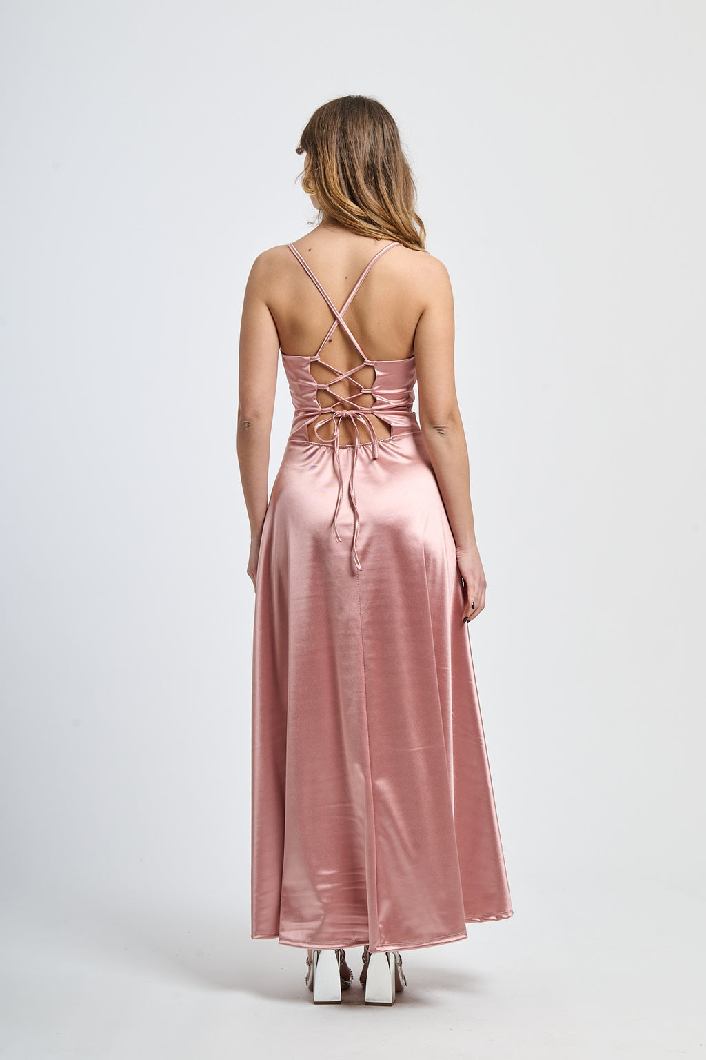 Abito elegante rosa antico con raso satinato, spalline sottili e silhouette dritta, perfetto per eventi speciali e romantici