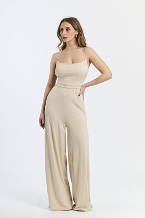 Outfit beige: tuta intera, taglio fluido, per serate estive o eventi informali