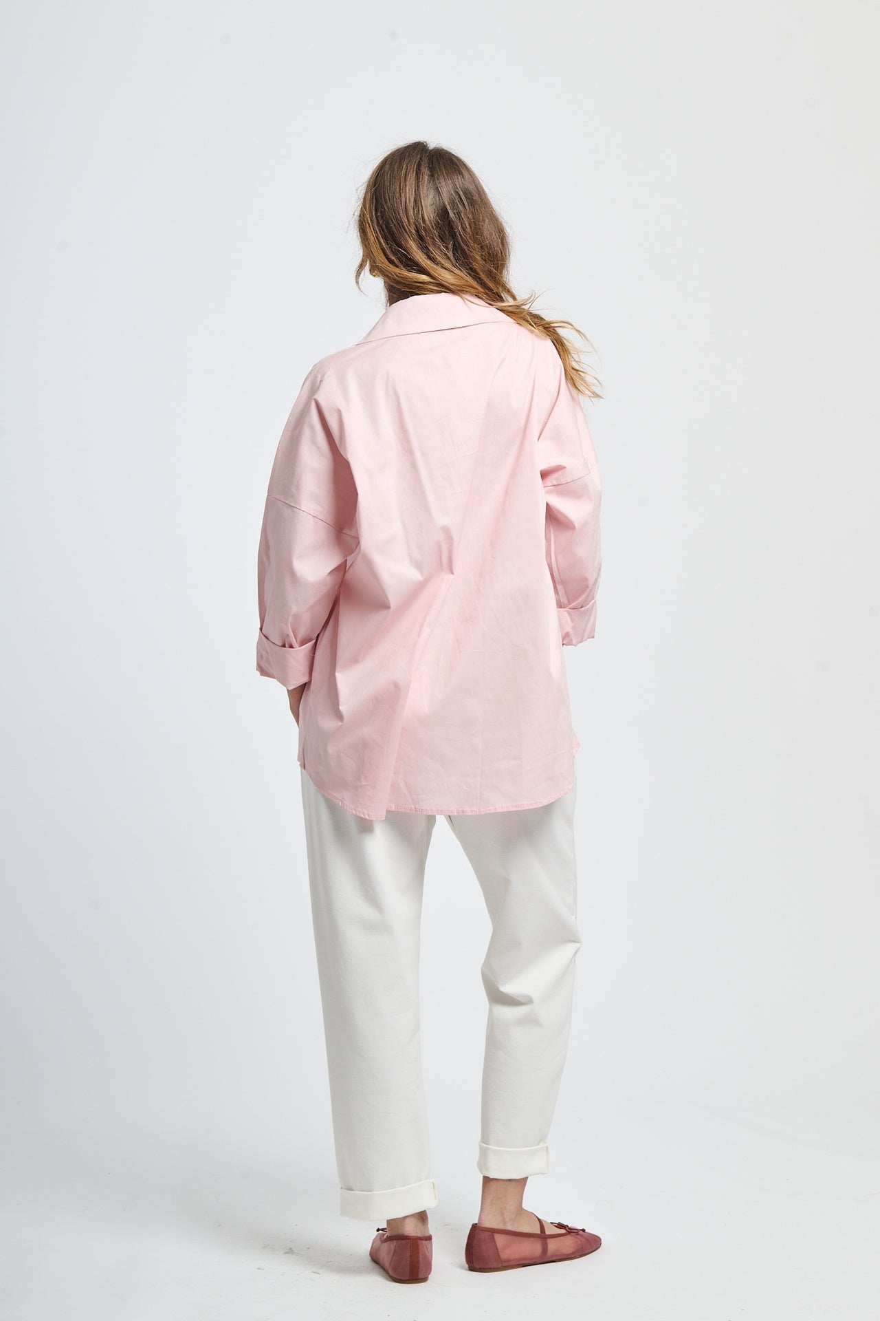 Camicia rosa pastello, stile giovane e vivace