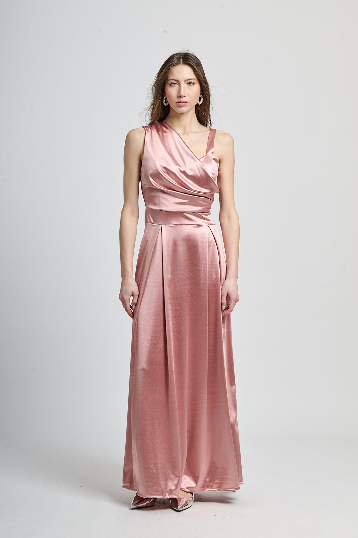 Abito elegante rosa antico, tessuto satinato con drappaggi retrò