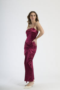 Vestito formale vino, tessuto liscio con accento di stropicciature e apertura