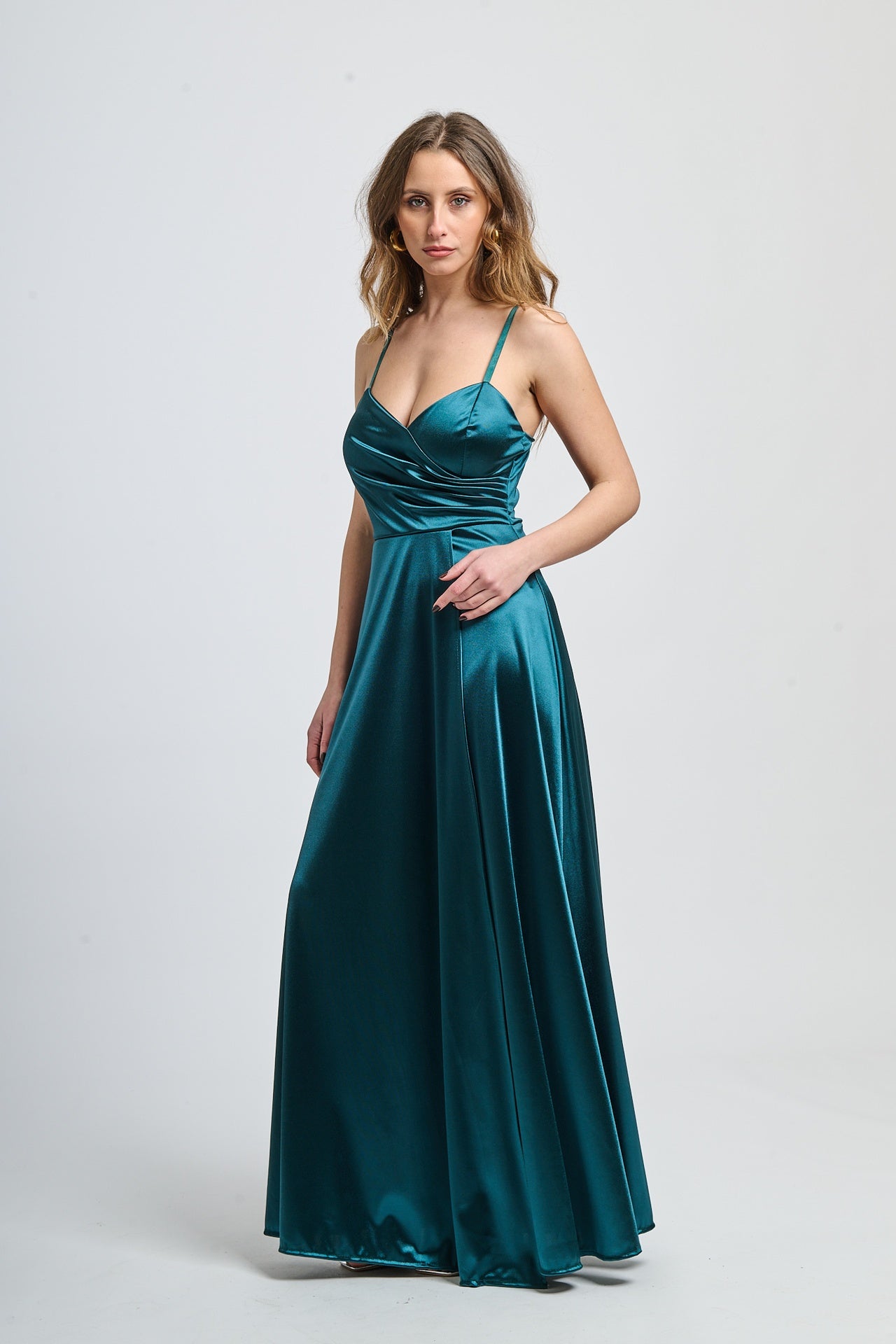 Abito da sera verde.S, tessuto lustrato con dettagli plissé e silhouette slim