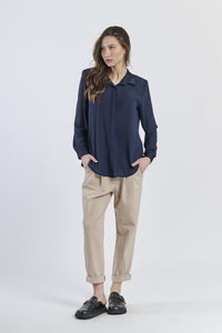 Camicia navy oversize con colletto, elegante e profonda
