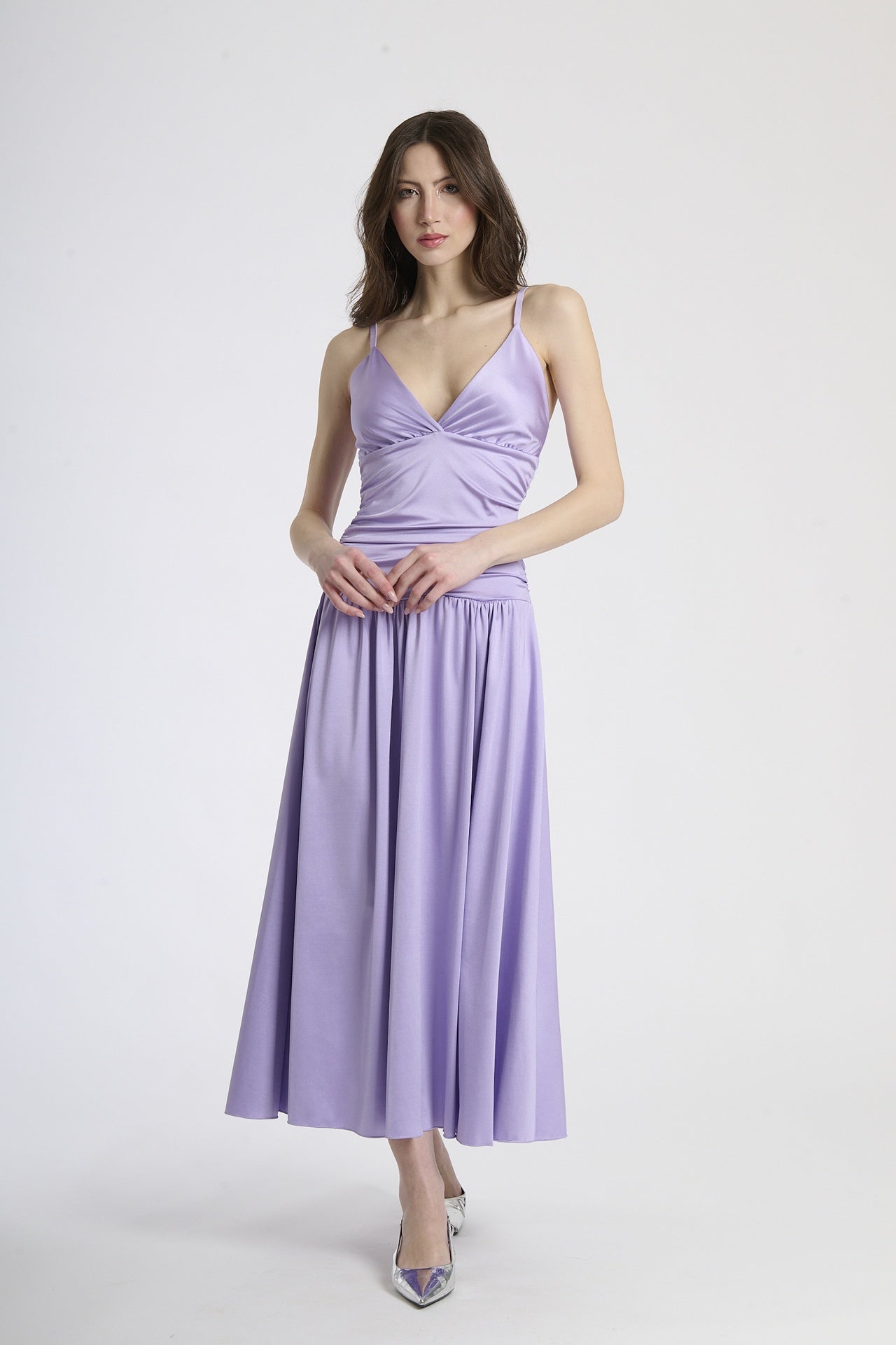 Abito lungo lilla con scollatura a V profonda, silhouette dritta e gonna fluttuante.