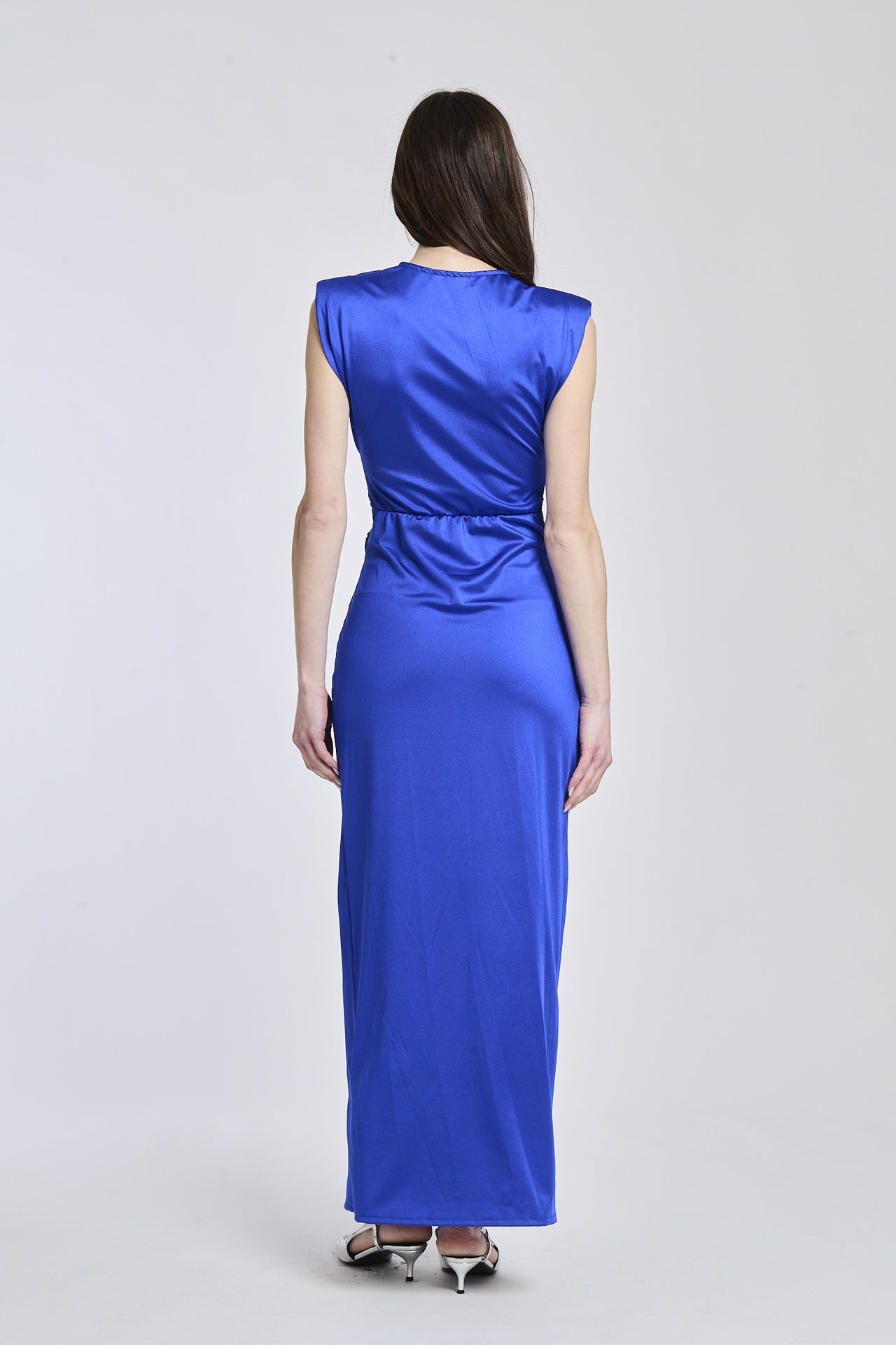 Abito Bluette a scollatura V, senza maniche, con fascia in vita e apertura laterale elegante.