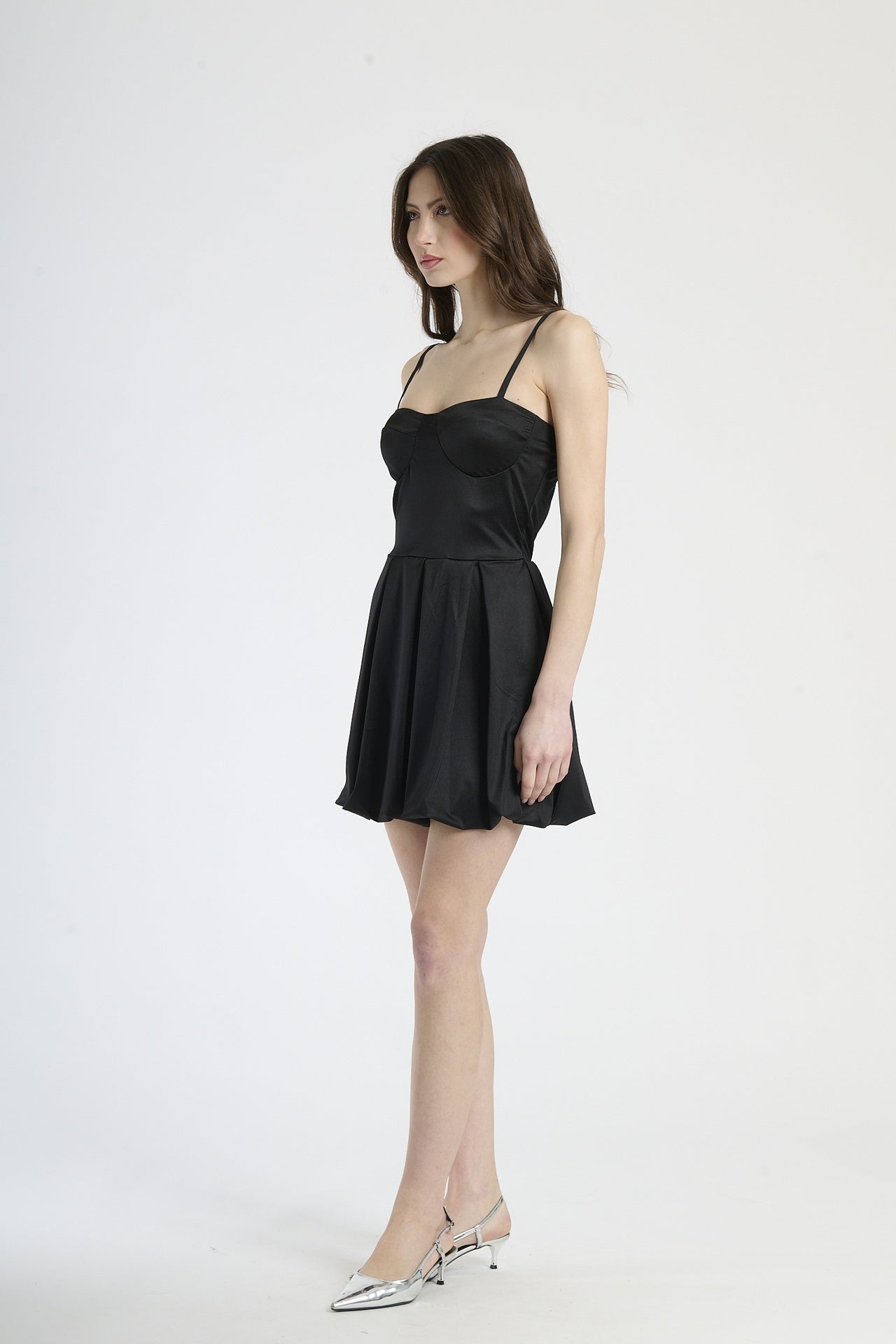 Moda donna: abito nero a campana, design con bretelle sottili e scollatura cuore.