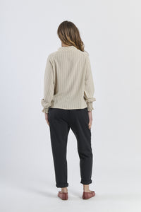 Top beige concollo asimmetrico e design casual