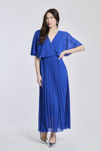 Un vestito in bluette chiaro, con il taglio crociato sul busto e le maniche a mantello del modello originale, che dà un senso di freschezza e tranquillità.