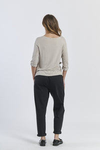 Blusa beige a maniche 3/4, combinata con pantaloni neri, stile classico