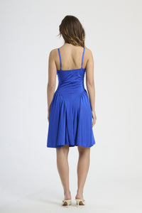 Modella in abito bluette, stile sobrio e accattivante.