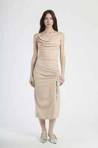 Moda donna: abito beige elegante, taglio lungo con bretelle sottili e dettagli ruches.