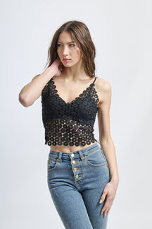 Top cropped nero a uncinetto, con scollatura a V e bretelle sottili, stile eterno.