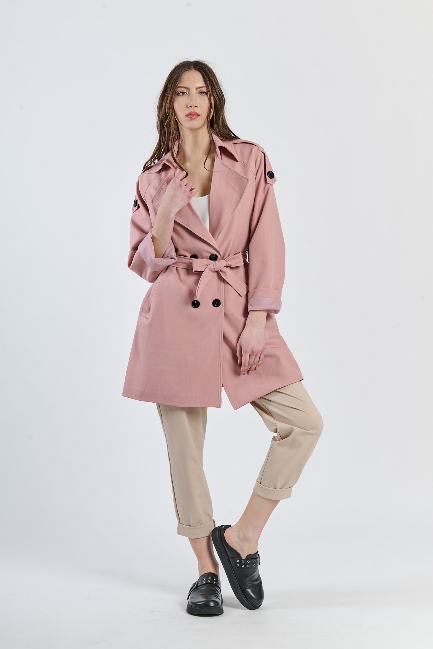 Trench rosa antico romantico, cinghia in vita per una silhouette femminile.