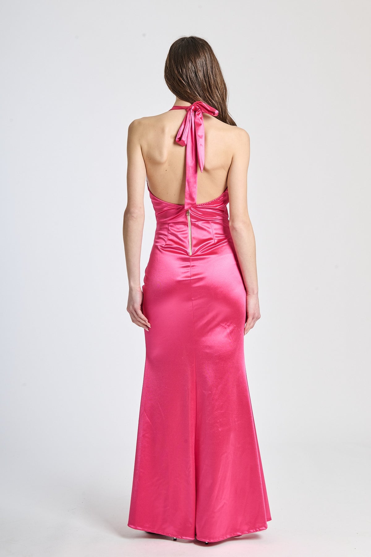Abito formale fuxia in raso, ideale per spiccare in eventi