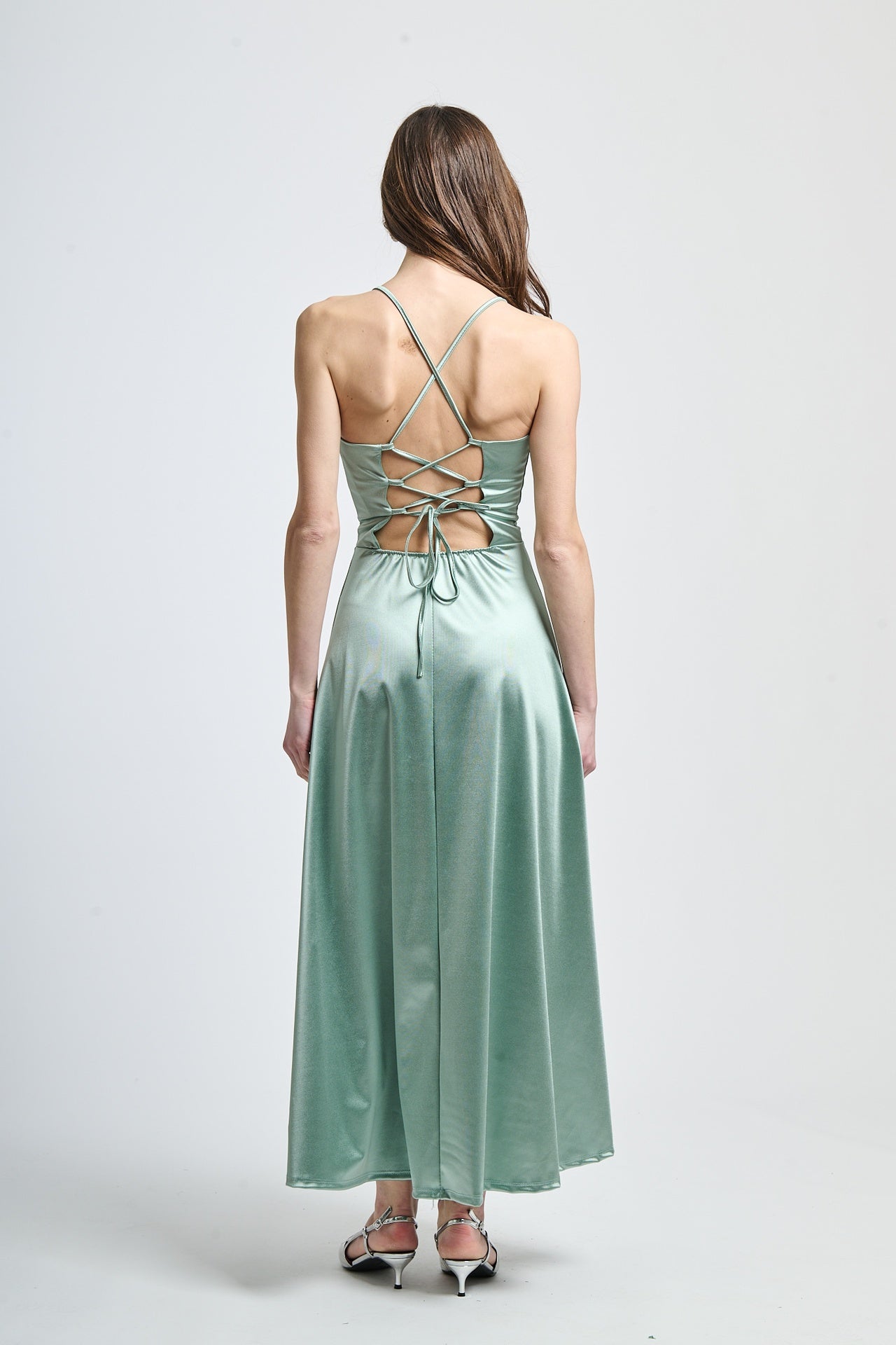 Abito elegante salvia con raso satinato, spalline sottili e silhouette dritta, perfetto per eventi all’aperto e estivi