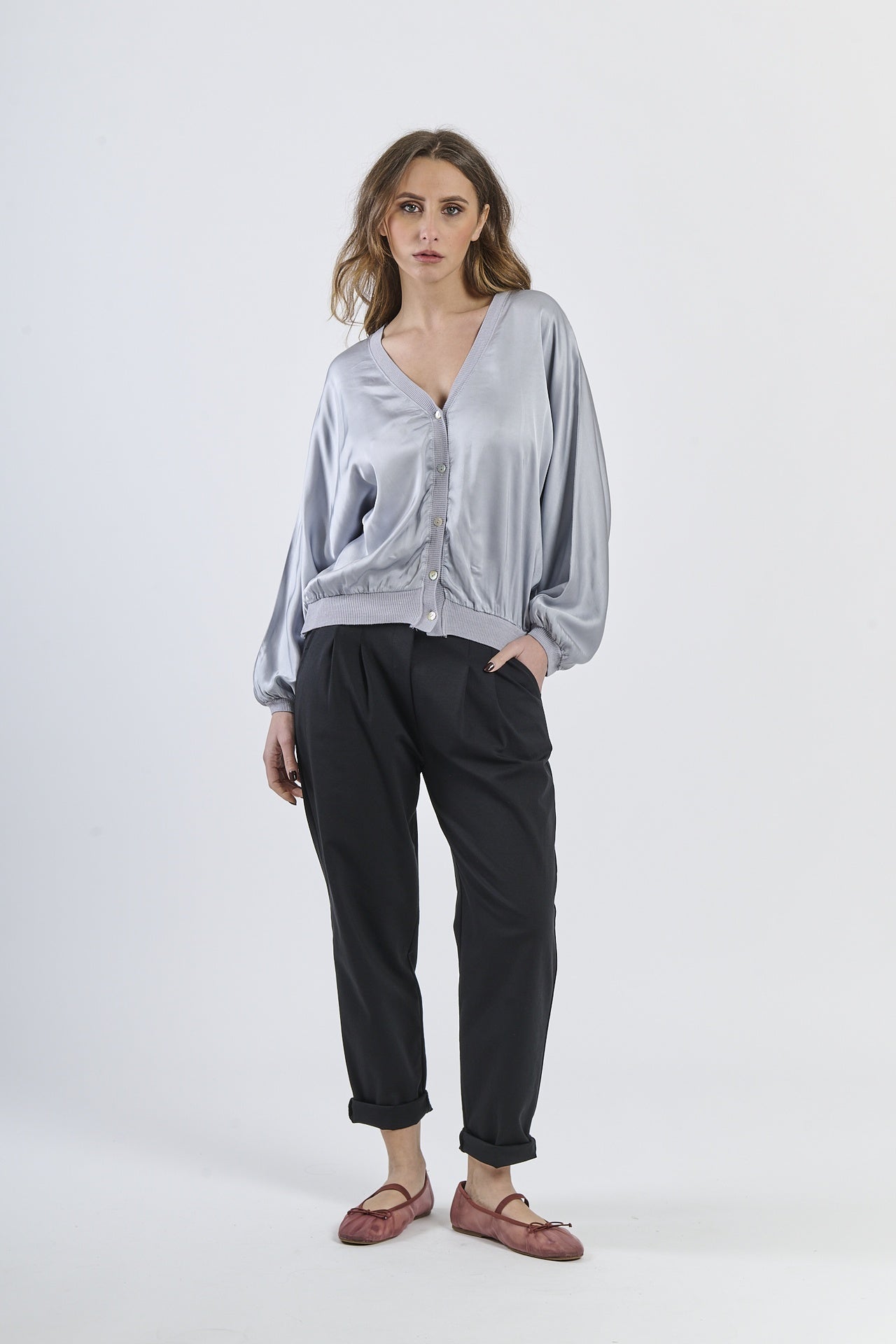 Cardigan grigio chiaro oversize con maniche ampie e design minimal