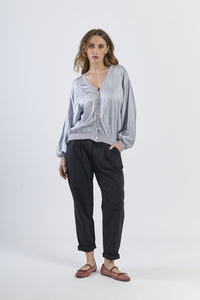 Cardigan grigio chiaro oversize con maniche ampie e design minimal