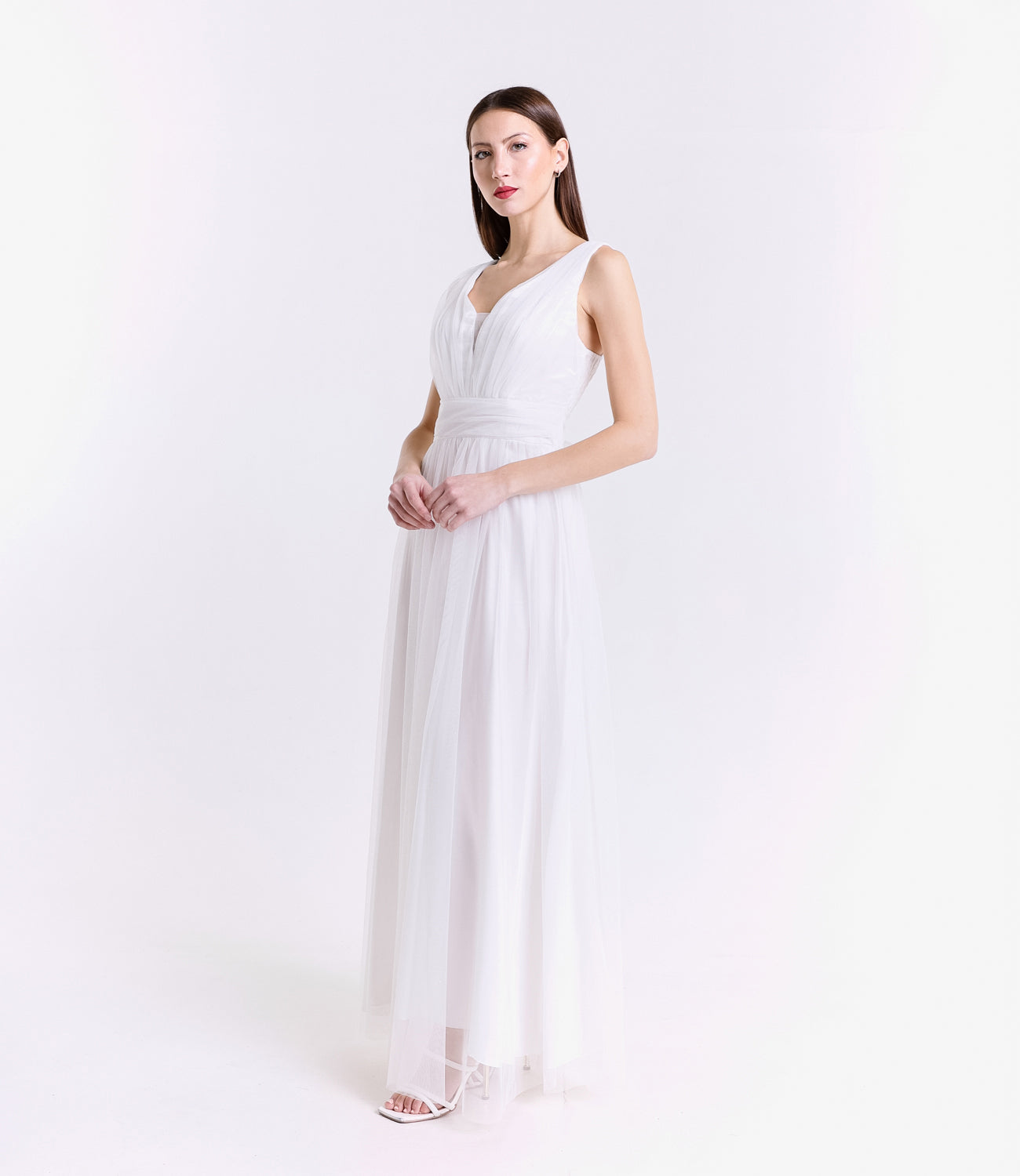 Abito lungo bianco senza maniche, eleganza classica per eventi formali