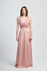 Abito lungo rosa antico in raso romantico, scollo a V e fascia decorativa in vita