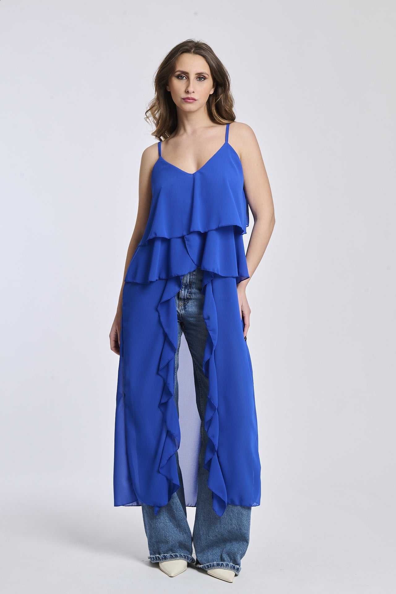 Un top in bluette chiaro, con un design moderno e giovane, ideale per un look casual e dinamico.