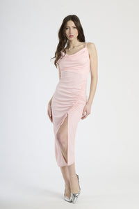 Abito lungo rosa con bretelle sottili, ruches sul fianco e spalanca laterale, silhouette aderente