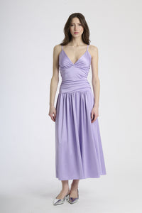 Moda donna: abito lilla elegante, design con scollatura a V e gonna ampia.