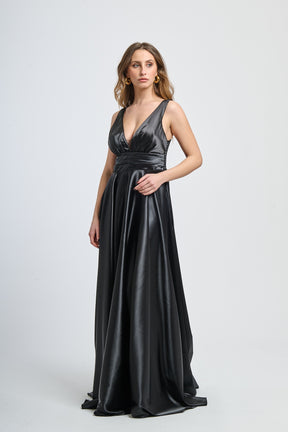 Abito lungo nero in raso elegante, scollo a V profondo e vita incontrita, ideale per eventi glamour
