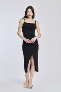 Vestito midi nero aderente, spalline sottili e sfilo laterale affascinante.