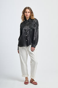 Un maglione blu scuro di lana con dettagli in pizzo.