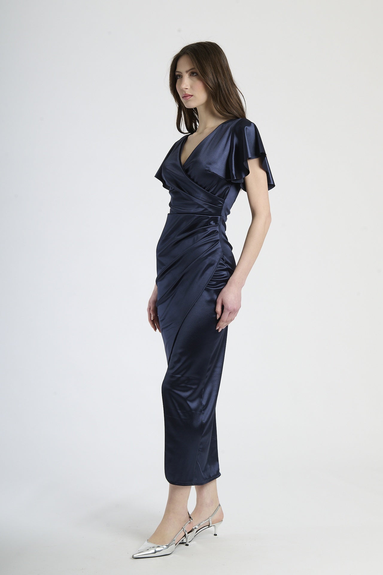 Abito navy in velluto con falda sfilata, abbigliamento versatile e di grande classe.