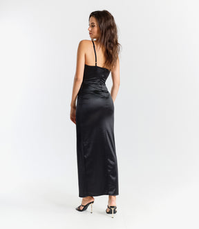 Abito formale nero in raso, ideale per serate glamour