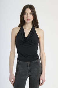 Outfit con canotta nera, perfetto per ogni occasione stilosa.